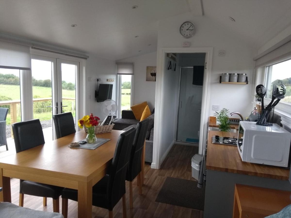 Cleeves Cabins Ailsa Luxury Lodge With Hot Tub Dalry  Kültér fotó