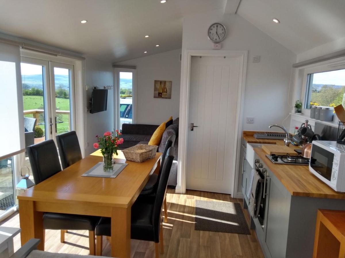 Cleeves Cabins Ailsa Luxury Lodge With Hot Tub Dalry  Kültér fotó